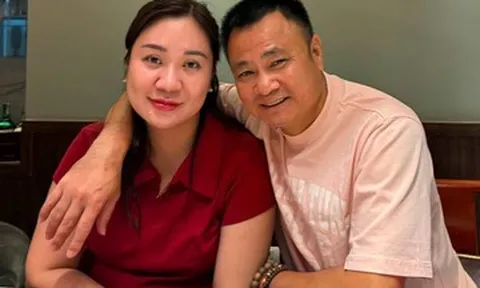 Đại tá Tự Long tình cảm bên vợ, NSND Công Lý béo trắng hồng hào
