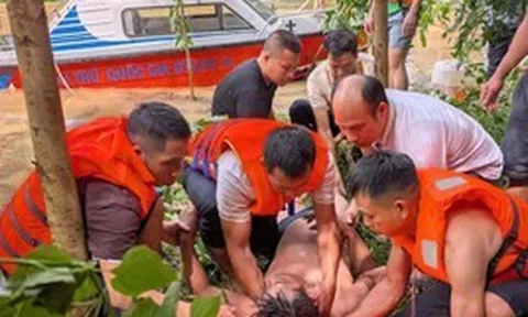 Lật xuồng khi đưa bệnh nhân đi cấp cứu giữa mưa lũ, 7 người được cứu sống