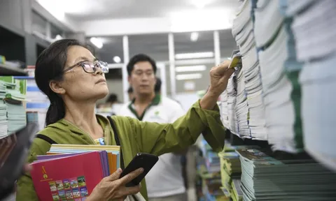 Phụ huynh TP.HCM xếp hàng dài mua SGK cho con, Sở GD&ĐT nói gì?