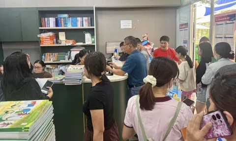 Phụ huynh TP.HCM xếp hàng mua sách giáo khoa xuyên lễ