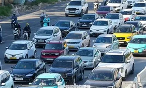 Dòng xe ken đặc nút giao Cổ Linh - cầu Vĩnh Tuy chiều cuối kỳ nghỉ lễ