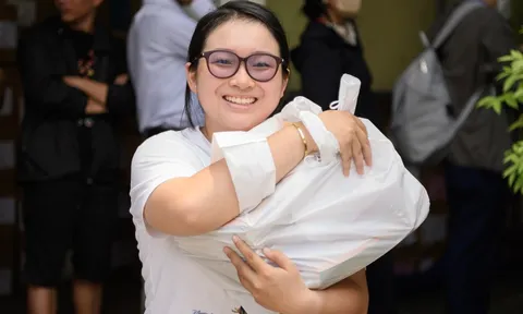 Ngày đầu của năm học mới, phụ huynh TP.HCM vẫn xếp hàng dài mua SGK