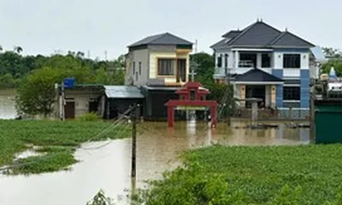 Lũ trên các sông ở Hà Nội, Ninh Bình, Thanh Hóa tiếp tục lên, ven sông ngập sâu
