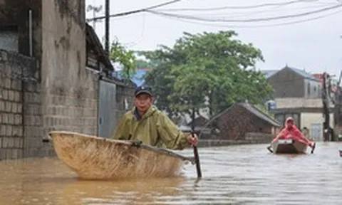 Ngập 3 ngày chưa rút, người dân ngoại thành Hà Nội chèo thuyền đi lại giữa làng