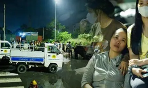 Xuyên đêm tìm kiếm một nam sinh viên ở Hà Nội nghi mất tích khi đi qua đường ngập sâu, người mẹ đến hiện trường ngóng tin con