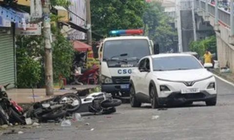 Ô tô 'lùa' 5 xe máy trước quán nhậu ở TP.HCM