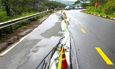 Vết nứt dài 50m lan rộng gần nửa mặt đường trên đèo Mimosa ở Đà Lạt