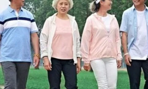 Nghỉ hưu lên ở với con để tận hưởng tuổi già, ai ngờ khó xử vì một người đàn ông tán tỉnh