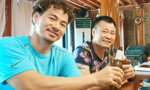 Cục trưởng Xuân Bắc và Tự Long 'mưa gió kệ trời', H'Hen Niê ăn ốc giữa nước ngập