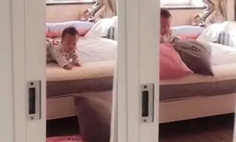 Thấy con gái 1 tuổi thức giấc, mẹ hé cửa nhìn trộm rồi sững người trước hành động của con: Bé thông minh quá!