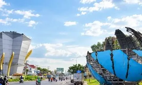 Tháo dỡ quả cầu thép 18 tấn ở cổng chào