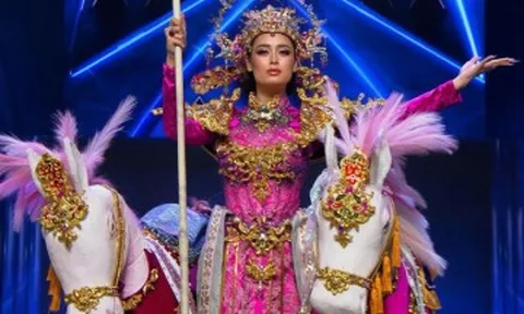 Emoura Phạm diễn trang phục 20 kg tại Miss Grand