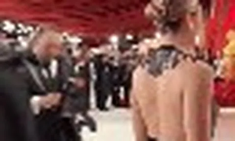 Viral mỹ nhân phim 18+ làm đồng nghiệp ngắm mê mệt giữa sự kiện: Mặt đẹp dã man, body hút mắt như có ma lực