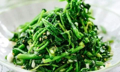 Loại rau tốt trên thế giới đạt 100 điểm tuyệt đối ở Việt Nam lại rẻ bèo, mọc đầy ao ruộng, giàu canxi cho trẻ