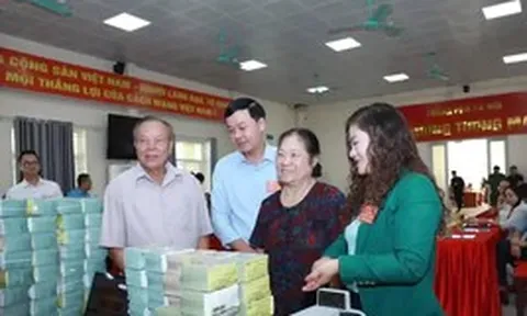 Thấy gì việc người dân nhận bao tải tiền bồi thường giải phóng mặt bằng?