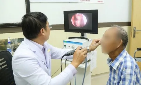 Người đàn ông 74 tuổi chịu cảnh "ngủ ngồi" suốt 10 năm