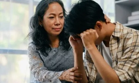 "Mẹ ơi, con đi làm đã quá mệt rồi!": Câu nói lúc nửa đêm của con trai khiến tôi lặng người nhìn lại sai lầm năm xưa