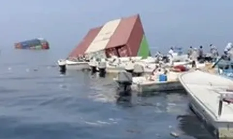 Lan truyền video hộp iPhone và nước hoa trôi trên biển sau vụ chìm tàu ở eo biển Hormuz