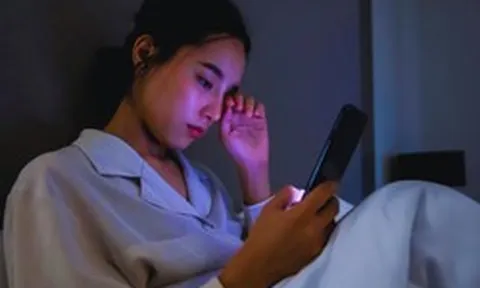 Lời khuyên cho người hay dùng điện thoại trước khi ngủ