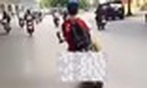 Con lạng lách, đánh võng trên xe máy điện, mẹ bị phạt 9 triệu đồng