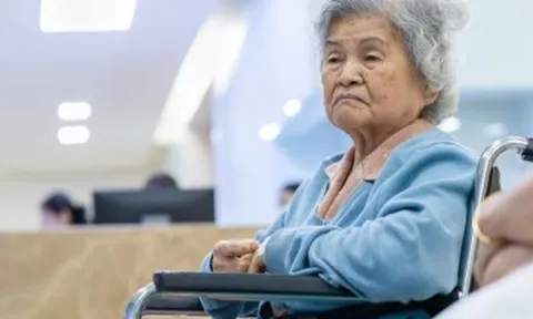 Người mẹ nuôi dạy 6 đứa con thành đạt, về già lại bị đẩy vào viện dưỡng lão sống, bà nói 1 câu ai cũng nghẹn ngào