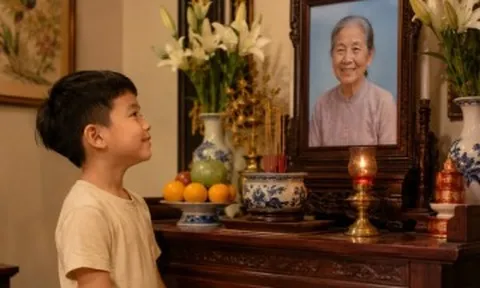 Bà nội qua đời, cháu trai chẳng rơi một giọt nước mắt còn cười trước di ảnh, ai nấy lặng người khi biết lý do