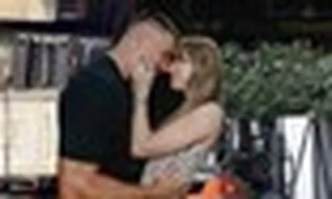 Taylor Swift đốt bỏ 11 xe tải đồ trang trí sau đám cưới thế kỷ 775 tỷ đồng?