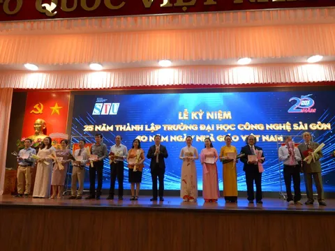 Trường ĐH Công nghệ Sài Gòn kỷ niệm 25 năm thành lập và đón nhận cờ thi đua của Chính phủ
