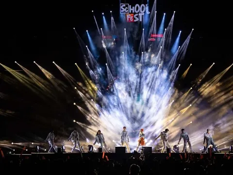 Khán giả cùng ekip bất ngờ tổ chức sinh nhật cho Binz ngay tại sân khấu School  Fest - Đêm nhạc Space Date 3