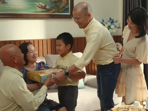 Bất ngờ và xúc động với hàng loạt câu chuyện thật trong MV Tết của Phan Mạnh Quỳnh