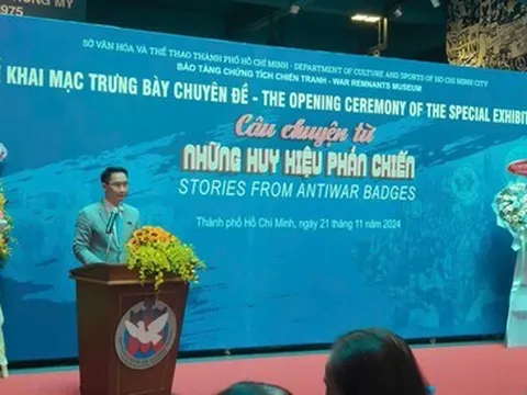 Khai mạc chuyên đề 'Câu chuyện từ những huy hiệu phản chiến'