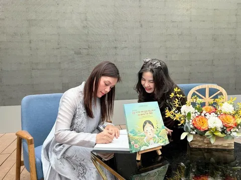 Cựu nhà báo Nguyễn Bông Mai ra mắt sách “Du khảo: Rực rỡ sắc màu trang phục phụ nữ các dân tộc Việt Nam”