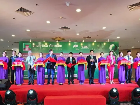 Hơn 300 gian hàng tham gia trưng bày, giới thiệu những công nghệ, thiết bị hiện đại tại Triển lãm Analytica Vietnam 2025