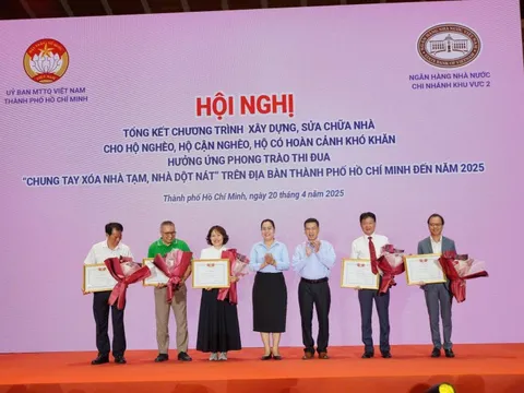 Ủy ban MTTQ Việt Nam TP.HCM và các đơn vị đã hỗ trợ sửa chữa 323 căn nhà tạm, nhà dột nát cho hộ nghèo, hộ cận nghèo