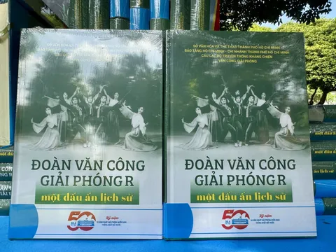 Ấn phẩm "Đoàn Văn công Giải phóng R - Một dấu ấn lịch sử" chính thức ra mắt