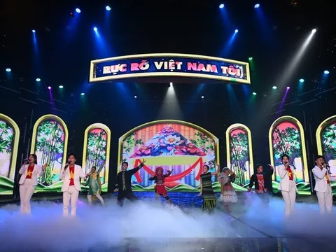 Tôn vinh 5 cung bậc của xã hội Sĩ - Nông - Công - Thương - Binh với 5 sắc thái trang phục tại Chương trình nghệ thuật Sắc và Đời