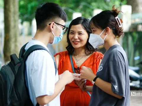 Phụ huynh "oằn vai" vì các khoản phí cho con đi học