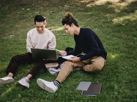 Anh xem xét cấm du học sinh dưới bậc tiến sĩ đưa người nhà sang