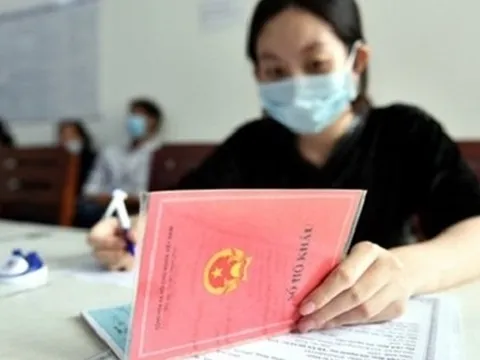 Các trường không được bắt người dân trình sổ hộ khẩu, sổ tạm trú