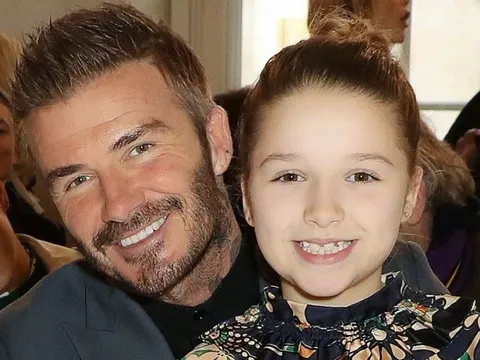 Harper Beckham bị mẹ cấm trang điểm khi ra đường