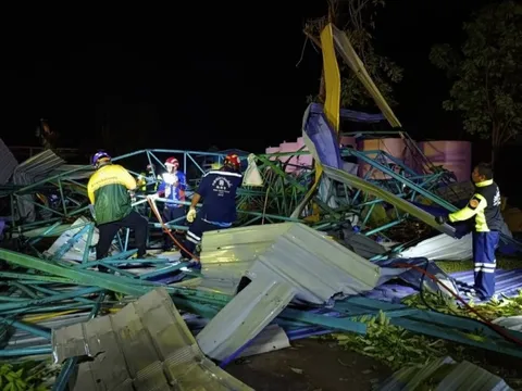 Trường học ở Thái Lan sập mái, 4 học sinh tử vong