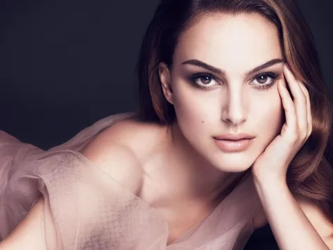 'Thiên nga đen' Natalie Portman không mặc đồ da trong 20 năm qua