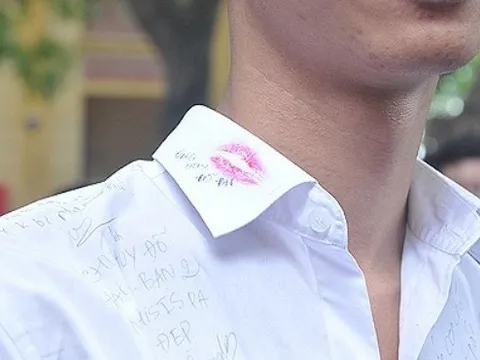 Chia tay hôn nhau giữa sân trường, các em làm gì thế?