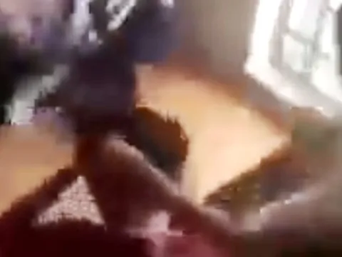 Yêu cầu làm rõ vụ một nữ sinh lớp 8 bị bạn lột áo, đánh hội đồng