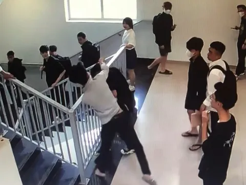 Sinh viên Hà Nội hành hung bạn đổ máu ngay tại trường
