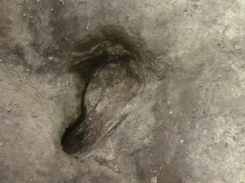 Phát hiện dấu chân tiết lộ cuộc sống con người cách đây 300.000 năm