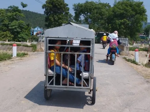 Xôn xao hình ảnh xe tự chế chở trẻ đi học giữa nóng đỉnh điểm