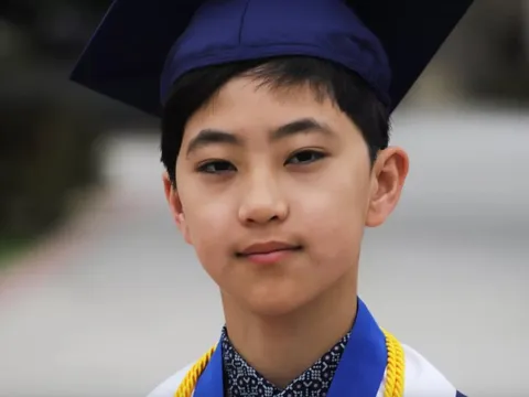 Cậu bé 12 tuổi sở hữu 5 bằng cao đẳng liên kết