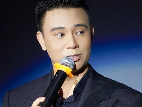 Ca sĩ Đông Hùng: 'Con lớn hơn một chút nữa là tôi phải mặc váy để dạy con'