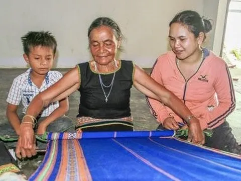 Nâng tầm sắc màu thổ cẩm Ba Na